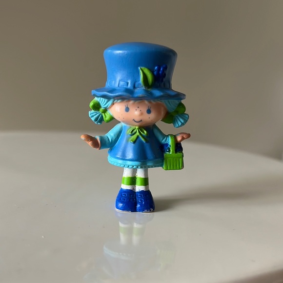 Strawberry Shortcake Other - Blueberry Muffin with a Berry Basket Miniature Figurine